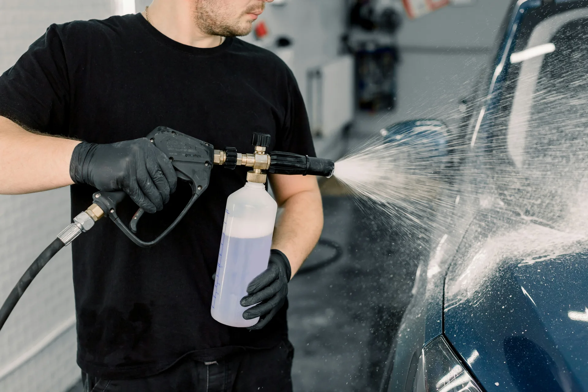 Montreal commercial degreasing crew at a property
