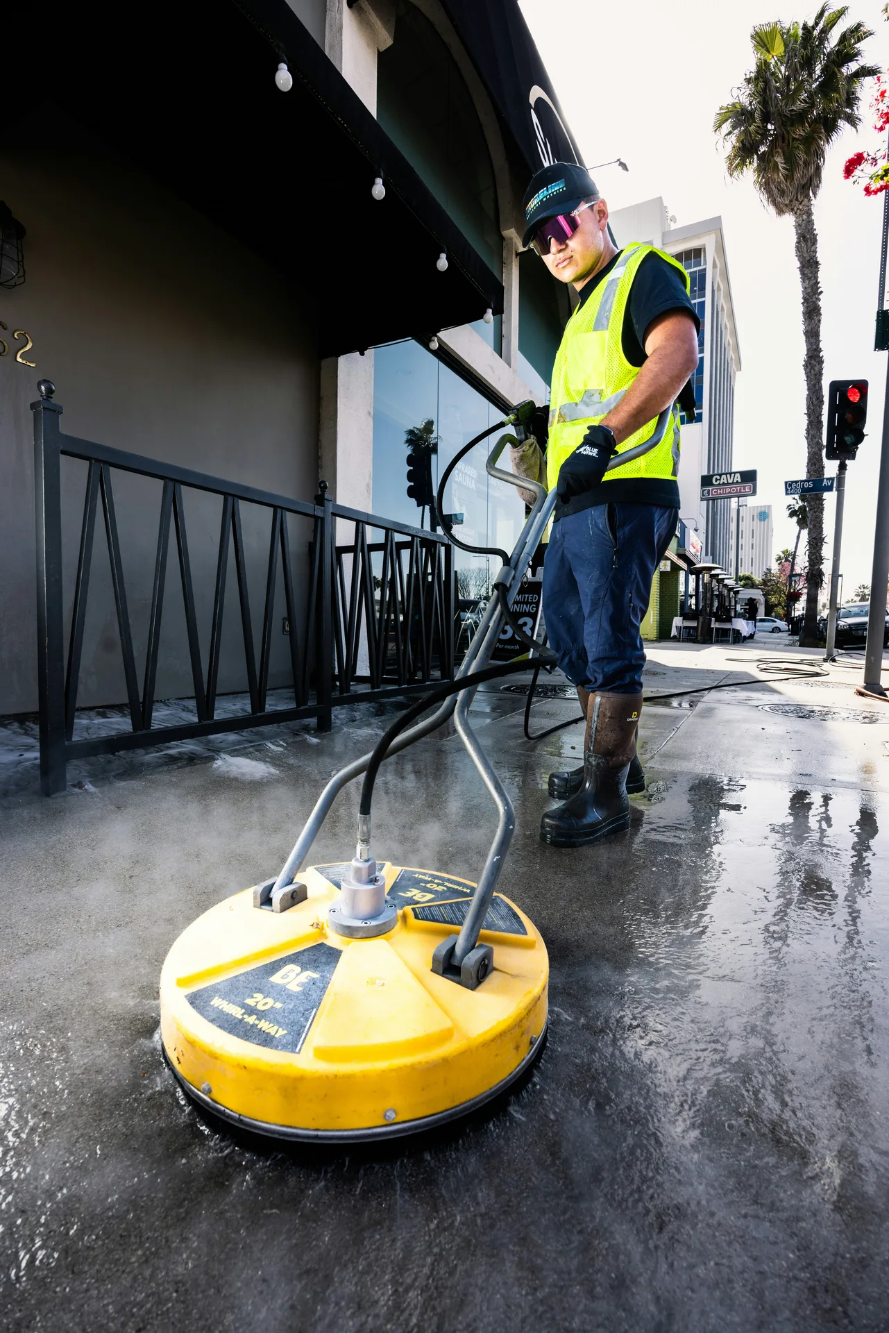Montreal Pressure Washing Montreal maintenance program crew at residential property